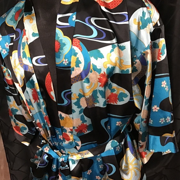 Frederick’s of Hollywood Short Kimono with pockets on sides - Picture 5 of 13